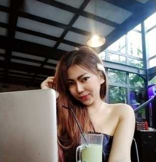 Didapuk Jadi Host Program Ekbis DTVi, Penyanyi Cherry Glint Tertantang