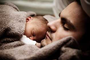 Hal yang Perlu Diketahui ketika Menggendong Bayi di Dada