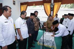 Dihadiri Asisten III mewakili Bupati Rohul, Kades Rambah Samo Barat Lantik LKD Ketua RT dan RW