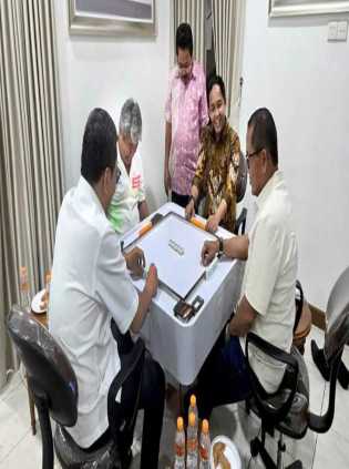 Menteri Kehutanan Disorot Usai Tertangkap Kamera Bermain Domino dengan Tersangka Pembalakan Liar