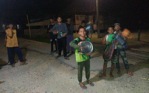 Pelihara Tradisi, Pemuda Kota Tengah di Rohul Bangunkan Sahur Berkeliling dengan Ketongan