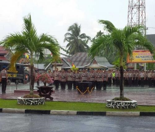 Meski Hujan Lebat, Kapolres Inhil Tetap Tegar di Atas Mimbar