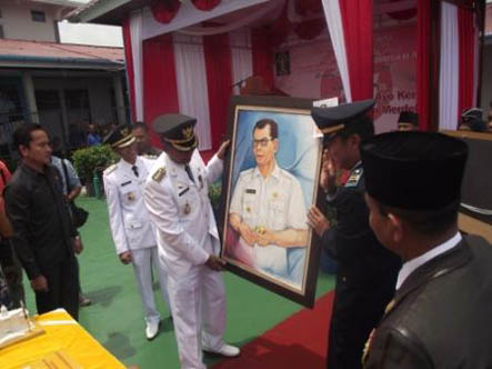 Bupati dan Wakil Bupati Rohil Dapat Hadiah Lukisan