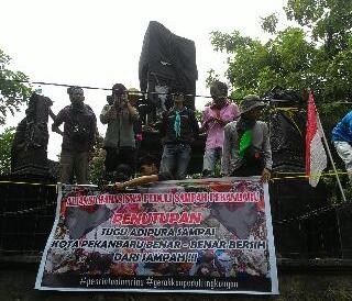 Horor Sampah Pekanbaru Semakin Parah, Mahasiswa Tutup Tugu Piala Adipura Dengan Kain Hitam 