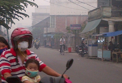 Tiba-tiba Asap Tebal Selimuti Kota Sagu, Warga Harap yang Dibagikan Bukan Masker Sekali Pakai
