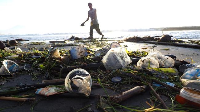 Sampah Plastik Mi Instan Usia 19 Tahun Ditemukan di Pantai