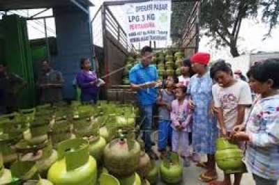 Meski Mahal, Warga Tetap Beli Gas 3 Kg di Pengecer