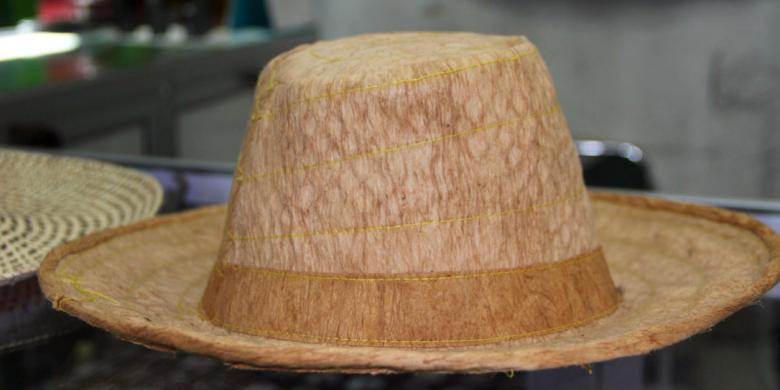 Topi dari Kulit Kayu, Suvenir Unik Khas Palangkaraya