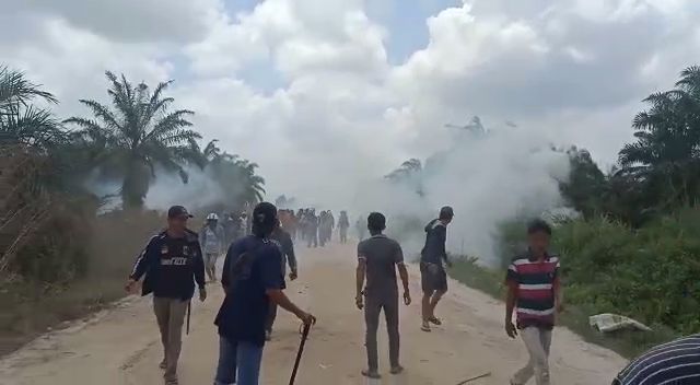 Bentrok Eksekusi Lahan di Pelalawan Warga dan Polisi Terluka