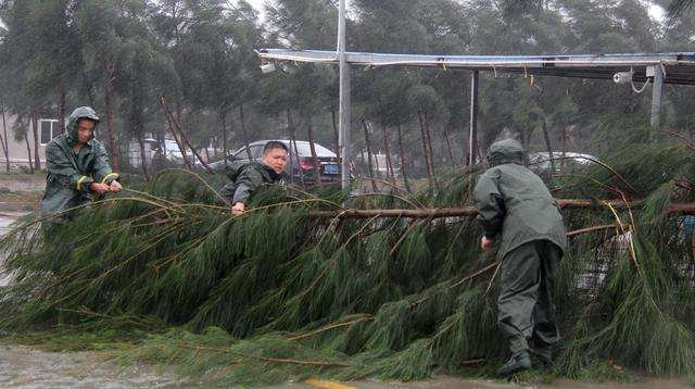 Topan Menerjang Selatan China, Enam Tewas