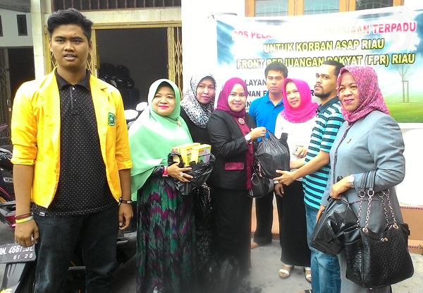 Forum Perempuan Parlemen DPRD Kota Pekanbaru Beri Bantuan Korban Kabut Asap 