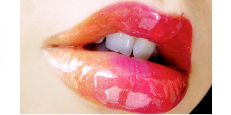 Ekspresi Dua Warna Bibir dengan Gaya Lipstik Teranyar 