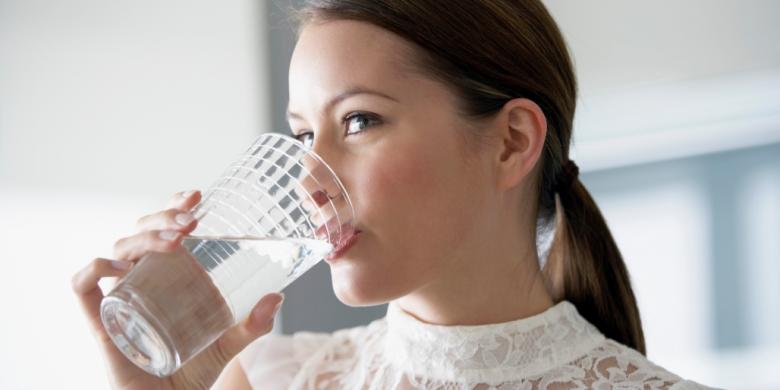 Sering Minum Air Putih dapat Jaga Kulit Tetap Lembab