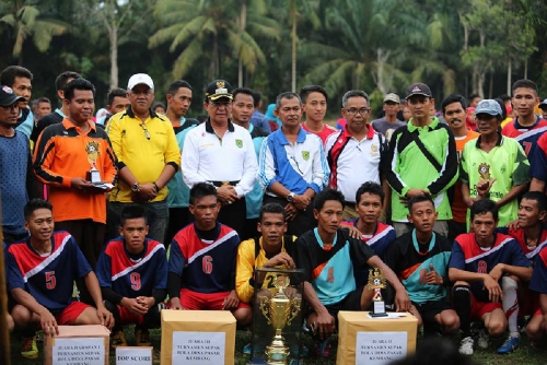 Pulang Kampung, Bupati Inhil Tutup Pertandingan Sepakbola di Desa Pasar Kembang Keritang 