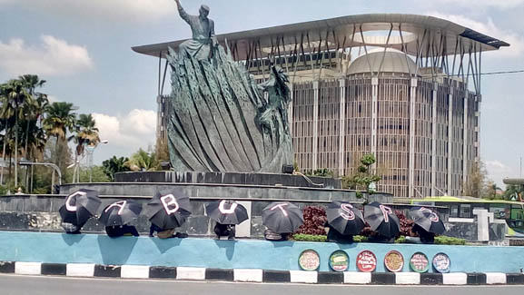 Aktifis Demo Berpayung Desak Polda Riau Cabut SP3 Kasus Karlahut 