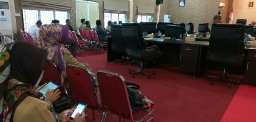 Parah, Oknum Pegawai di Meranti Asik Main Ponsel saat Paripurna Berlangsung