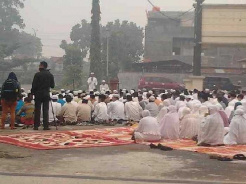 WARGA PEKANBARU GELAR SHALAT MINTA HUJAN DI KANTOR KEMENAG 