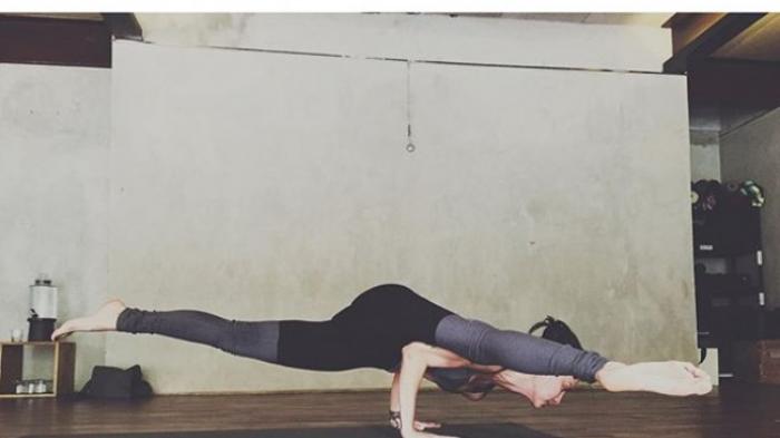 Intip Pose Seksi Sophia Latjuba Saat Yoga Pagi Hari 