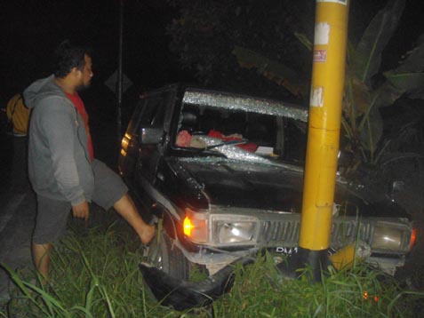 Ngantuk, Mobil Warga Rohil Nubruk Tiang Traffic Light di Duri