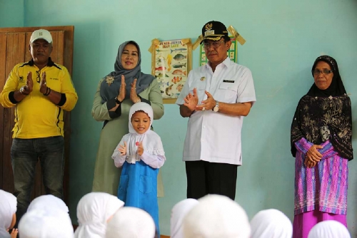 Kunjungi TK dan PAUD, Bupati dan Bunda PAUD Inhil Serahkan Alat Permainan Edukatif 