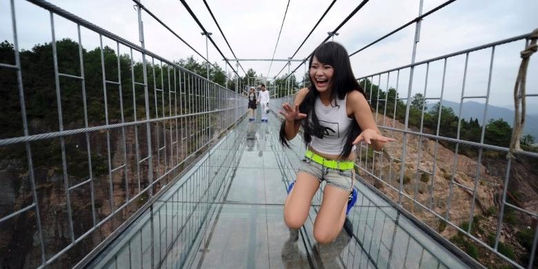 Sambut Hari Kemerdekaan, China Operasikan Jembatan Kaca Pertama di Dunia