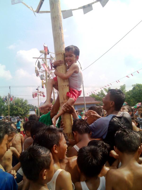 Ibu-ibu di Kampar Juga Ikut Lomba Balap Karung