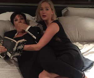 Pose Nakal Lucu-lucuan Kris Jenner dan Jennifer Lawrence di Ranjang 