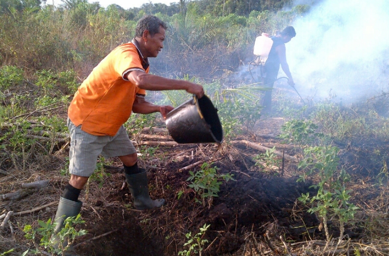 Gunakan Pompa Racun Tanaman, Warga Dumai Selatan Padamkan Api Karlahut