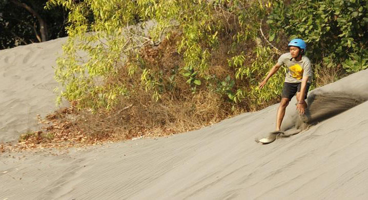 Berseluncur di Gumuk Pasir Parangkusumo