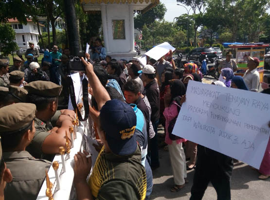 Listrik Sering Padam, Warga Tenayan Demo ke Kantor Walikota Pekanbaru