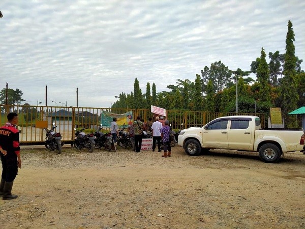 Puluhan Staf Gembok Pagar Pabrik PT LIH di Pelalawan