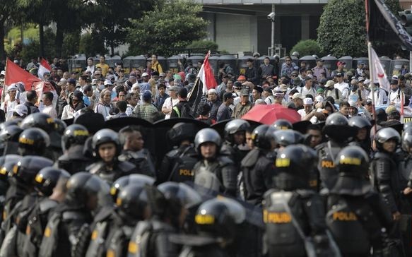 Ratusan Orang Berbaju Putih Kepung Bawaslu, Polisi Siaga 