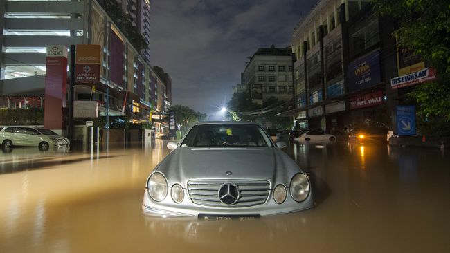 Pertolongan Pertama Saat Mobil Terendam Banjir