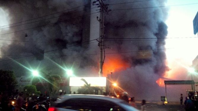 Sudah Tujuh Jam, Api di Pusat Perbelanjaan Medan Plaza Belum Padam
