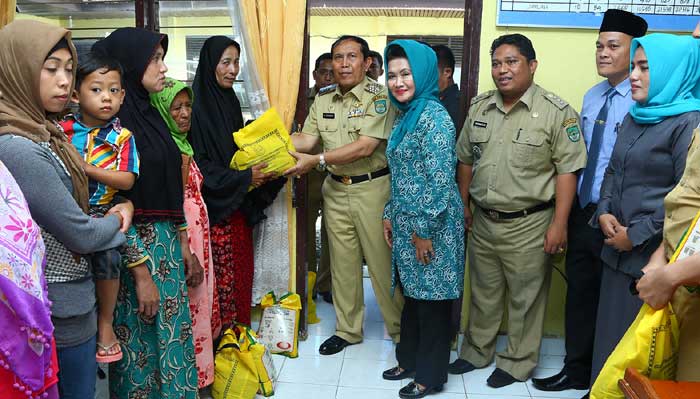 Plt Bupati Salurkan Sembako di Dua Kecamatan 
