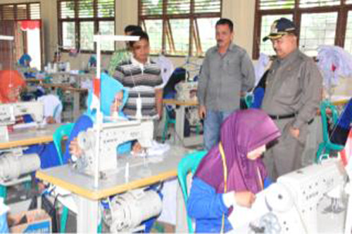 Bupati Kampar Tinjau Kelompok Menjahit di Tambang 