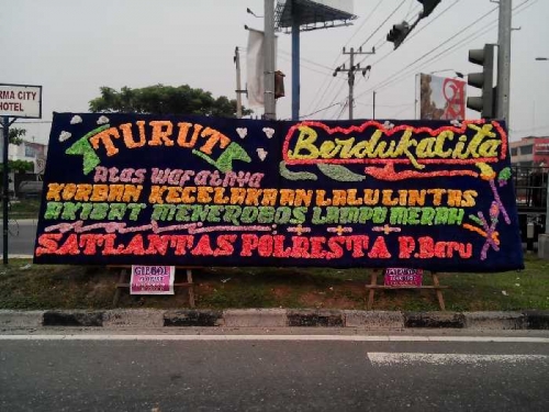 Seram, Papan Bunga Ini Dipersiapkan Buat Para Penerobos Lampu Merah di Pekanbaru 