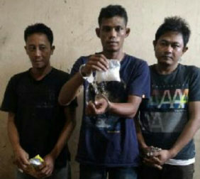 Transaksi Didepan Pesantren, Sat Narkoba Polres Inhu Bekuk 3 Pengedar Sabu, 1 Ons BB Diamankan 