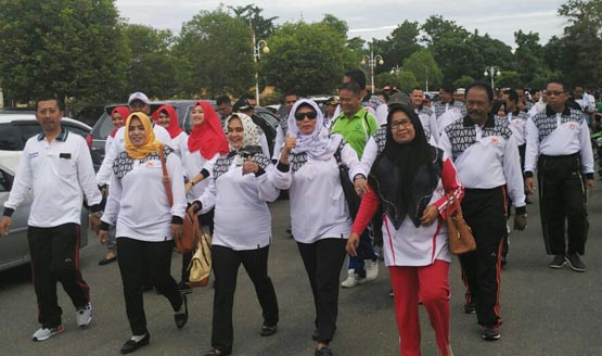 Ribuan Pegawai dan Pelajar Ramaikan Gerak Jalan Sehat KONI Rohul