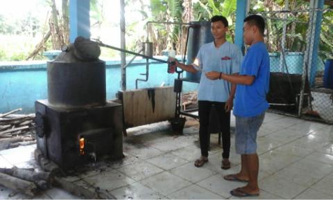Di Bengkalis Sampah Plastik Diolah jadi Bahan Bakar Kompor dan Lampu Colok 