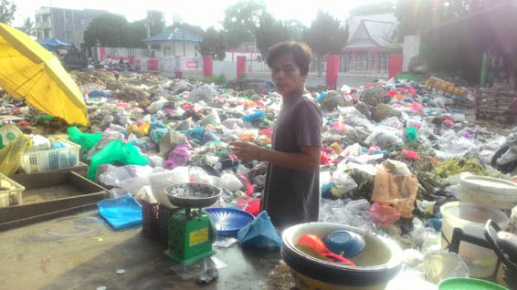 Sampah Membusuk Seluas Lapangan, Horor Sampah Nyaris Picu Perkelahian   Massal di Pasar Pagi Arengka