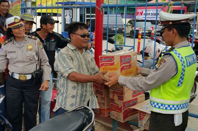 Peringati HUT Polantas ke-60, Polresta Bekasi Gelar Baksos 