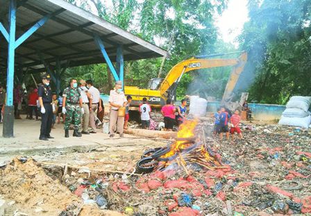Karantina Bengkalis Musnahkan 1.308 Karung Bawang Merah Ilegal 