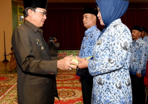 Bupati Inhil Ambil Sumpah dan Serahkan 126 SK PNS Kategori II 