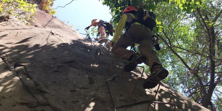 Panjat Tebing untuk Segala Usia, Hanya di Gunung Parang 