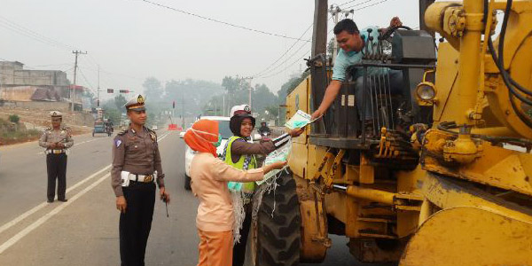 Satlantas Polres Rohul dan RS Surya Insani Bagikan 300 Masker Pada Masyarakat 