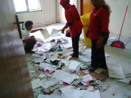 Satu Pekerja RSUD Dumai Pingsan Tertimpa Lantai Loket 2 yang Jebol