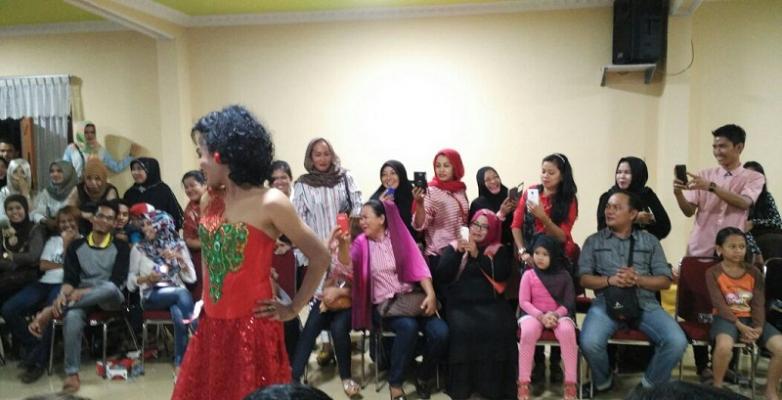 Acara Fashion Show Waria di Tembilahan Riau Dihentikan Paksa Oleh Satpol PP