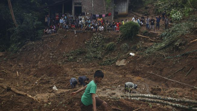 Longsor di Sumedang, Tiga Tewas dan Satu Anak Hilang