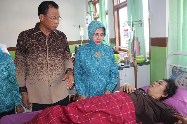 Pemkab Rohil Anjangsana Kunjungi Pasien
